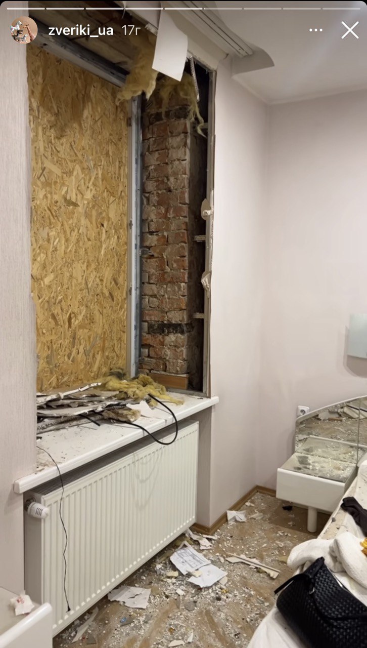 "Скло застрягло в стінах": мешканка Харкова показала розгромлену квартиру після обстрілу РФ (відео)